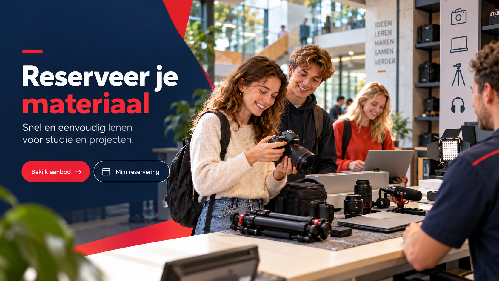 Studenten bij een uitleenbalie met camera- en studiemateriaal